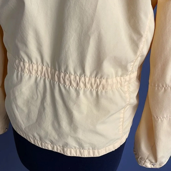 Izod buttercream mesh lined drawstring back convertible to vest golf jacket. Med - Picture 7 of 11